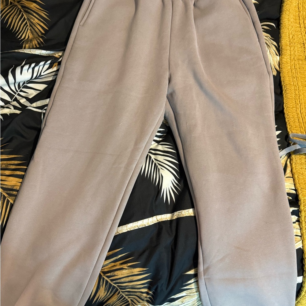 ❗SOLD❗NEVER worn- Viral Comfrt Clothing Sweatpants